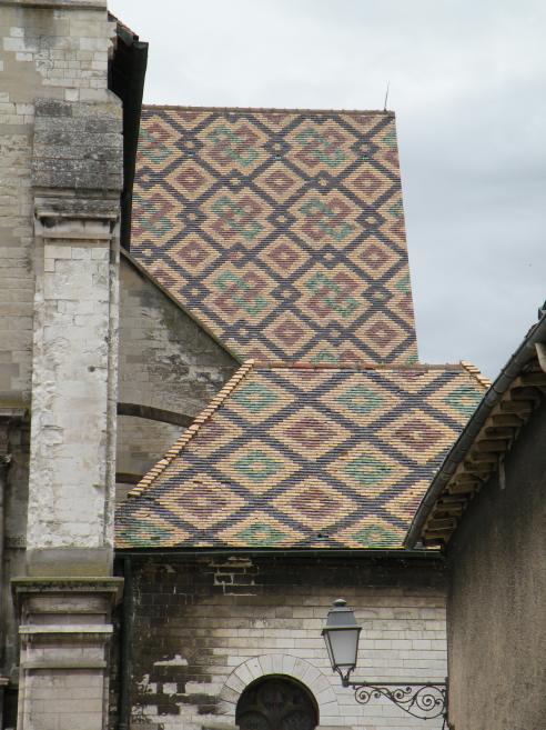  Toit en tuiles multicolores de l'église St-Nizier